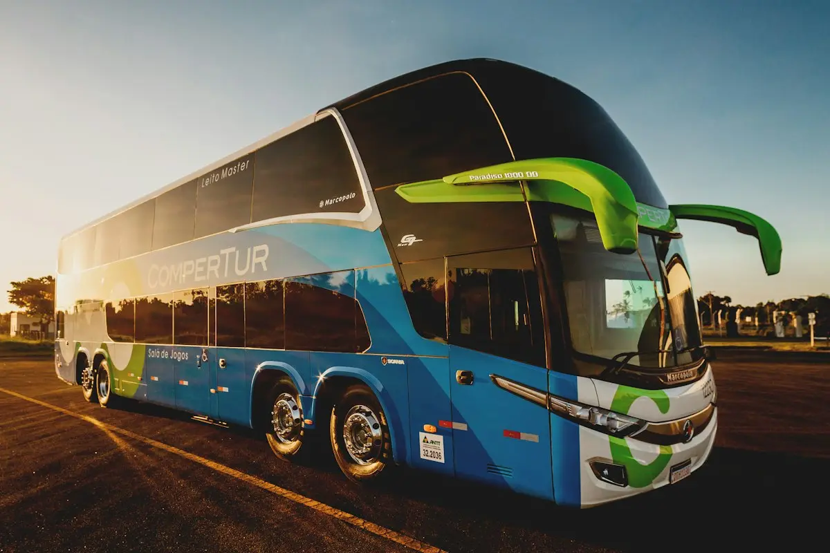 Autobús de pasajeros en circulación