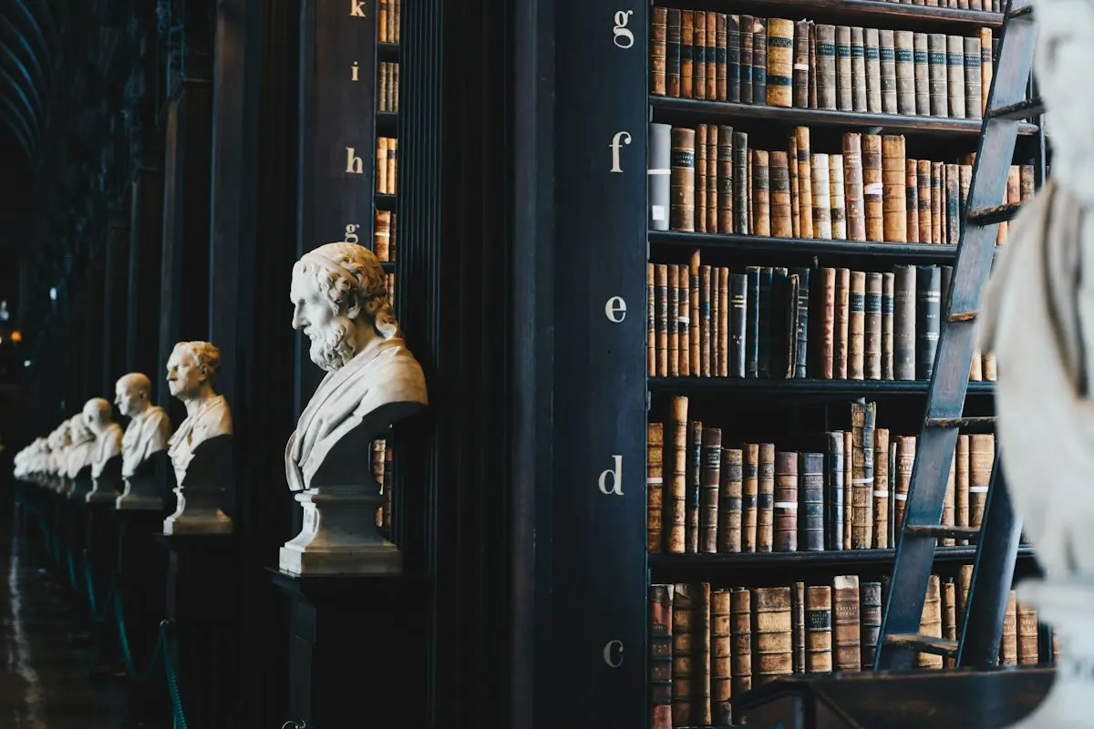 Biblioteca jurídica con libros de leyes y bustos clásicos