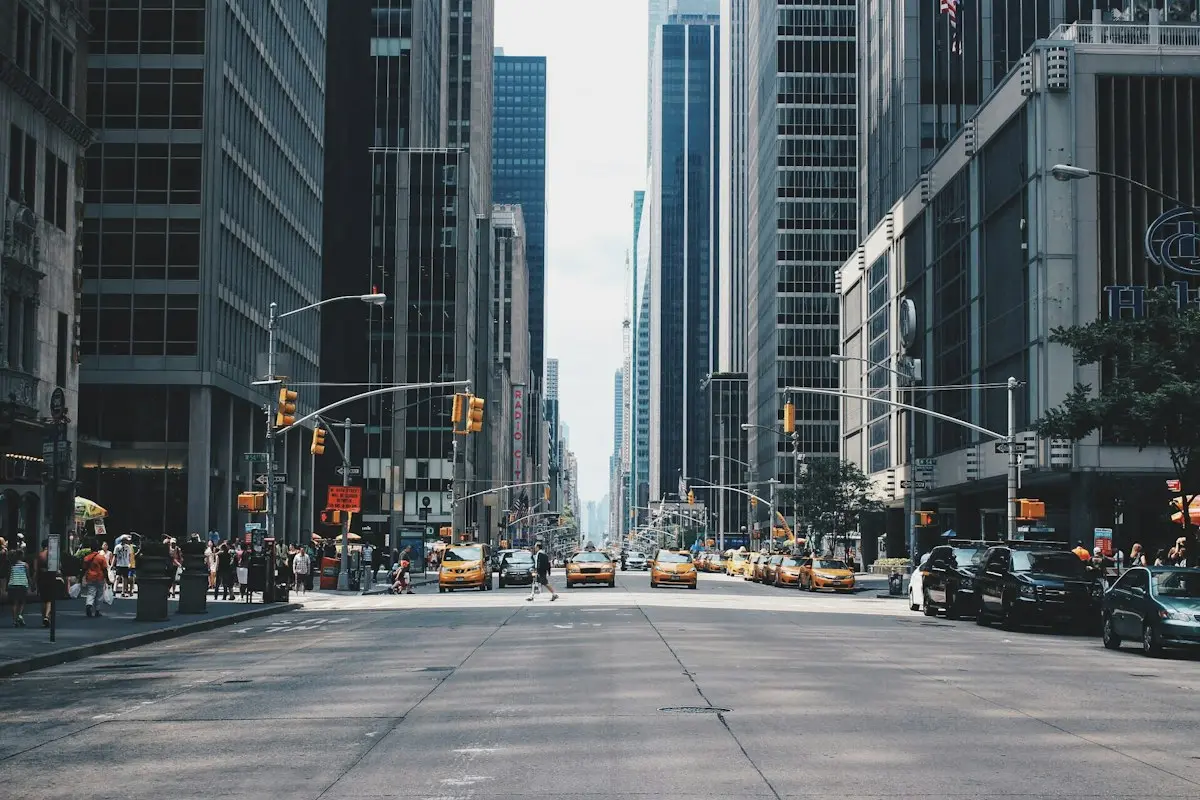 Calle de Manhattan con tráfico de taxis y autos