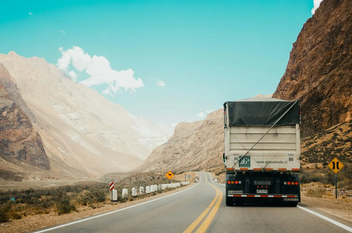 Camión comercial en carretera