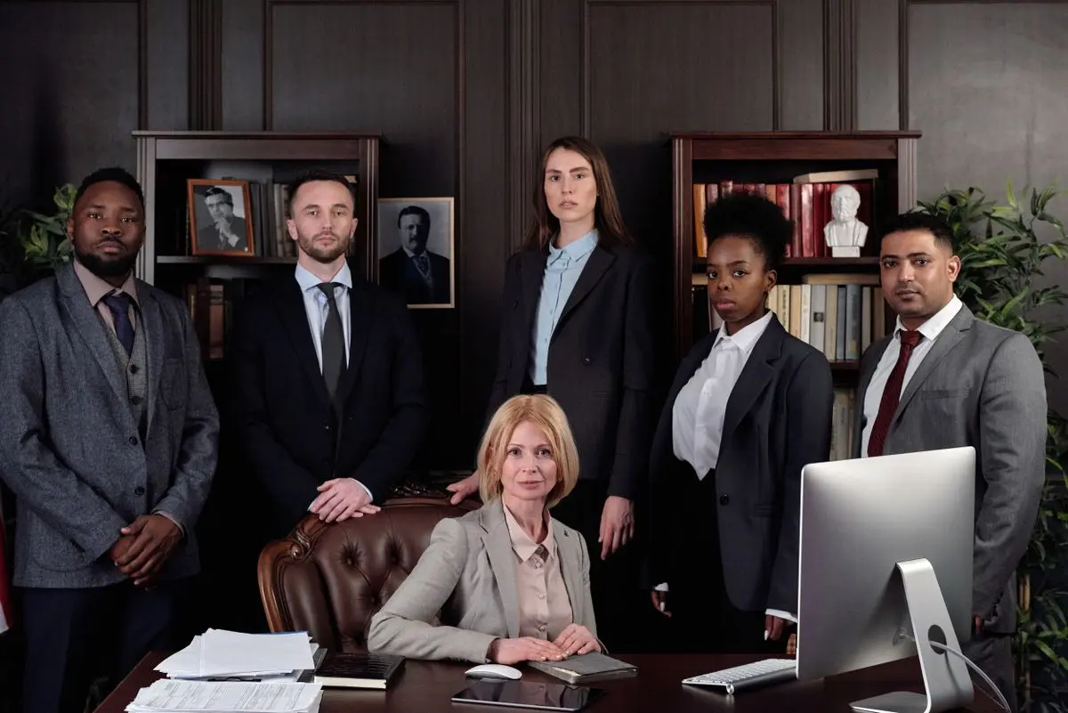Equipo de abogados de lesiones personales en su oficina de Nueva York