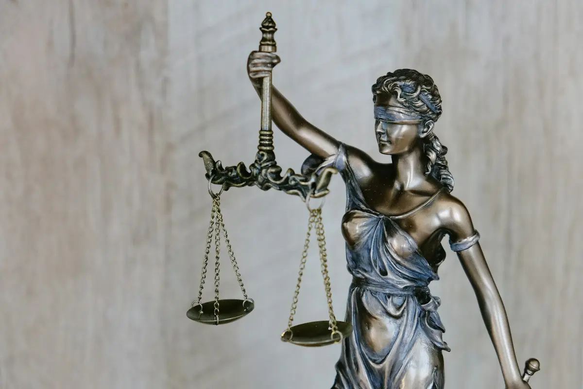 Estatua de la justicia con balanza