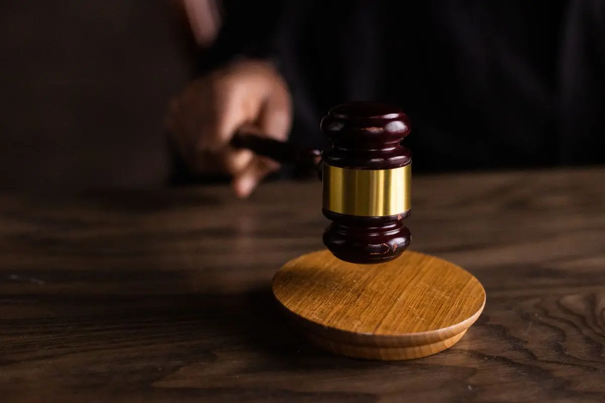 Mazo de juez sobre una mesa de tribunal