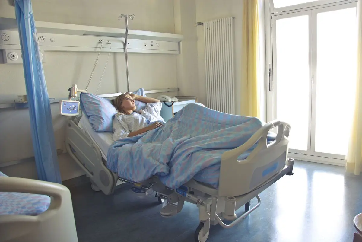 Paciente en cama de hospital
